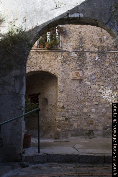 Arc donnant sur la Rue du Château. Photo © Alex Medwedeff