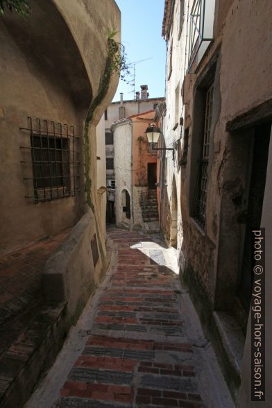 Ruelle dans le vieux Roquebrune. Photo © André M. Winter