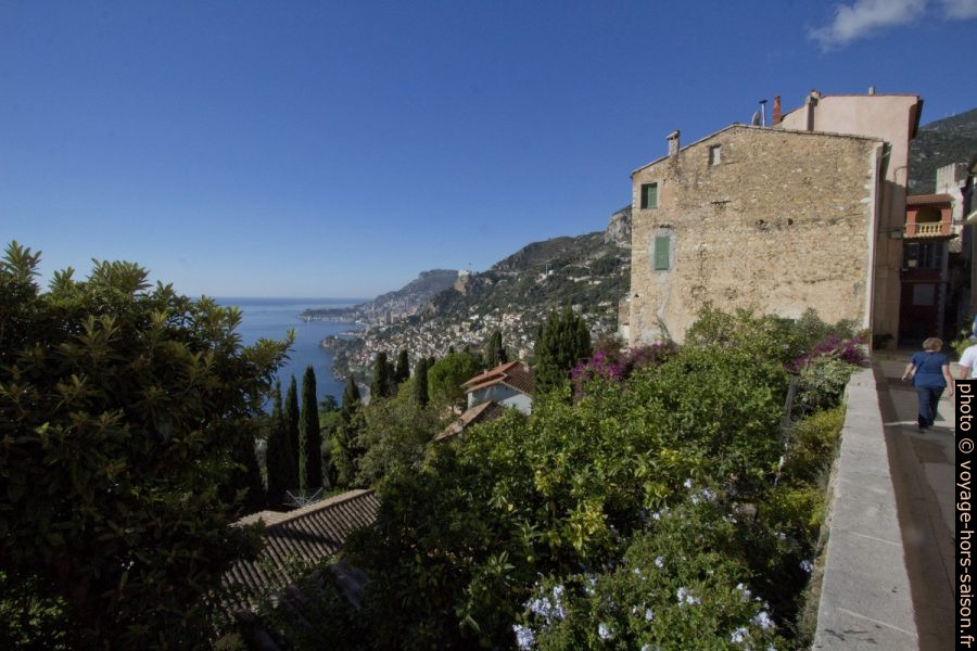 Vue de la Place du Capitaine Ernest Vincent vers Monaco. Photo © André M. Winter