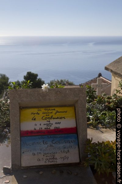 Pierre tombale de Le Corbusier au cimetière de Roquebrune. Photo © Alex Medwedeff