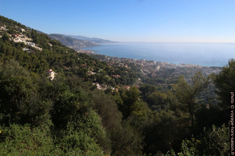 Vue du cimetière de Roquebrune vers Menton et Bordighera. Photo © André M. Winter