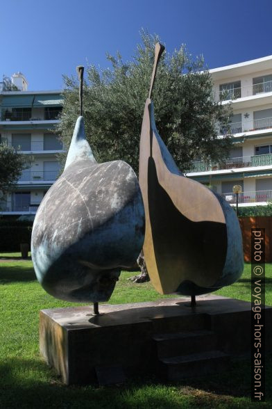 Sculpture de poire scindée dans le Parc Cap Martin. Photo © Alex Medwedeff