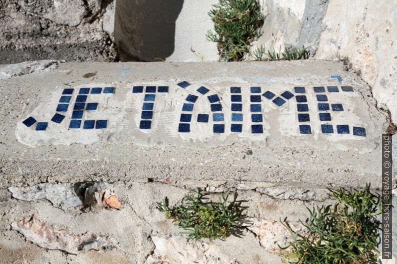 Pierres de mosaïque formant la phrase Je t'aime. Photo © Alex Medwedeff