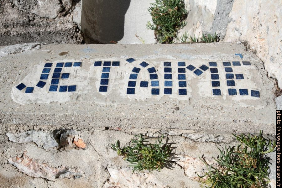 Pierres de mosaïque formant la phrase Je t'aime. Photo © Alex Medwedeff