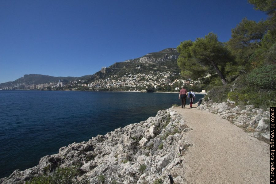 Promenade Le Corbusier le long de la Baie de Roquebrune. Photo © Alex Medwedeff