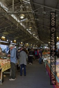Marché provençal sous la halle d'Antibes. Photo © Alex Medwedeff