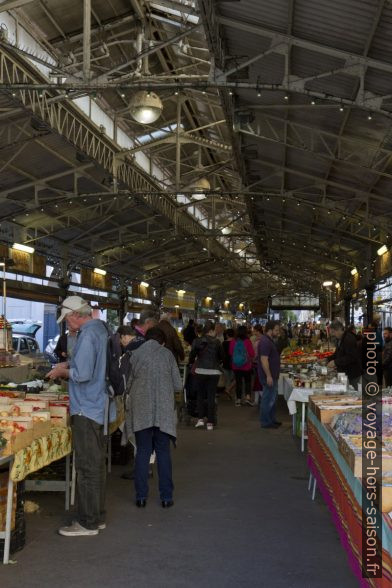 Marché provençal sous la halle d'Antibes. Photo © Alex Medwedeff