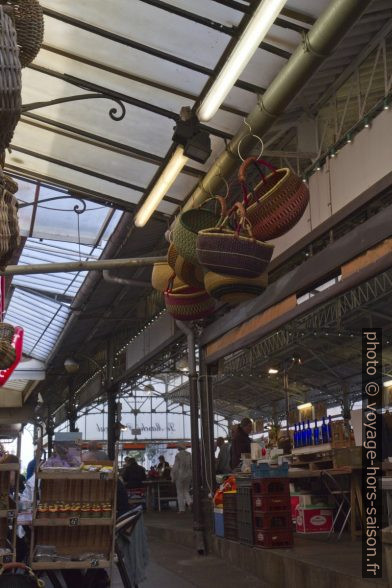 Paniers en vente au marché d'Antibes. Photo © Alex Medwedeff