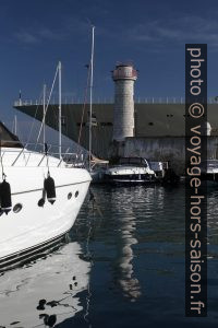 Phare du Môle des Cinq Cents Francs à Antibes. Photo © Alex Medwedeff