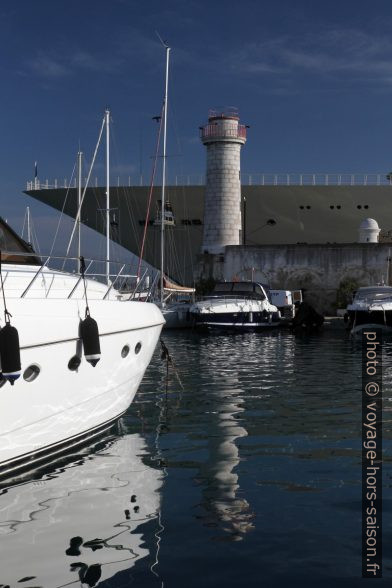 Phare du Môle des Cinq Cents Francs à Antibes. Photo © Alex Medwedeff