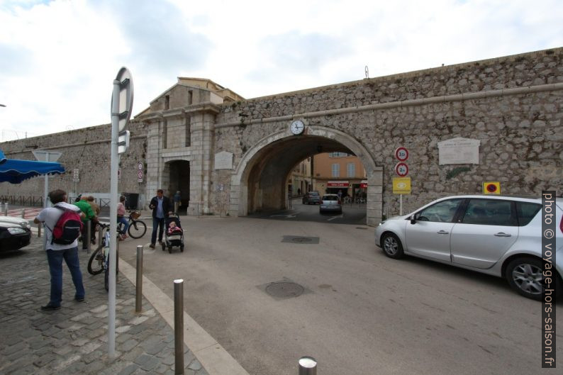 Porte Marine dans le mur de fortification d'Antibes. Photo © André M. Winter
