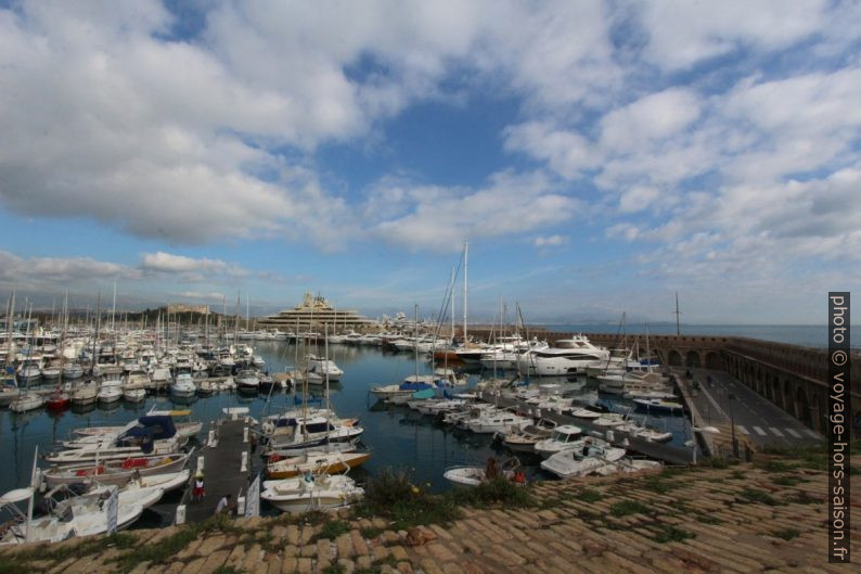 Bassin du Vieux Port d'Antibes. Photo © André M. Winter