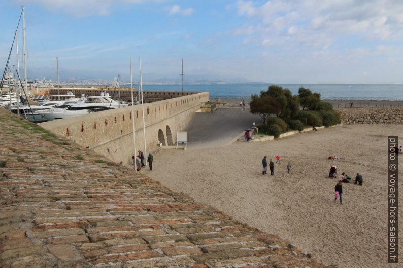 Accès à la Plage de la Gravette. Photo © André M. Winter