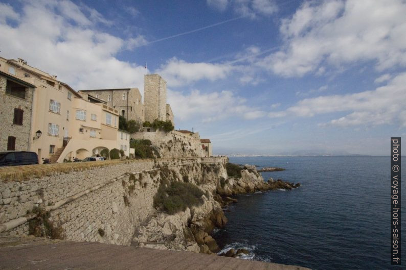 Côte rocheuse à l'est du centre d'Antibes. Photo © André M. Winter