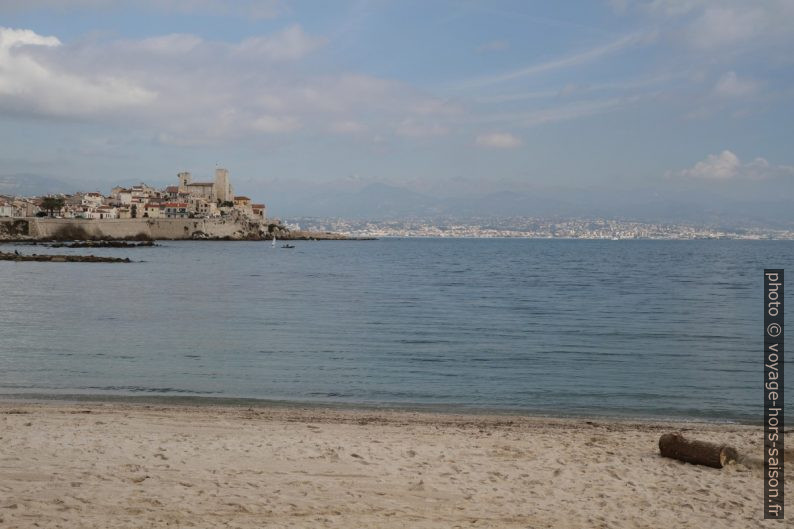 Plage du Ponteil à Antibes. Photo © Alex Medwedeff