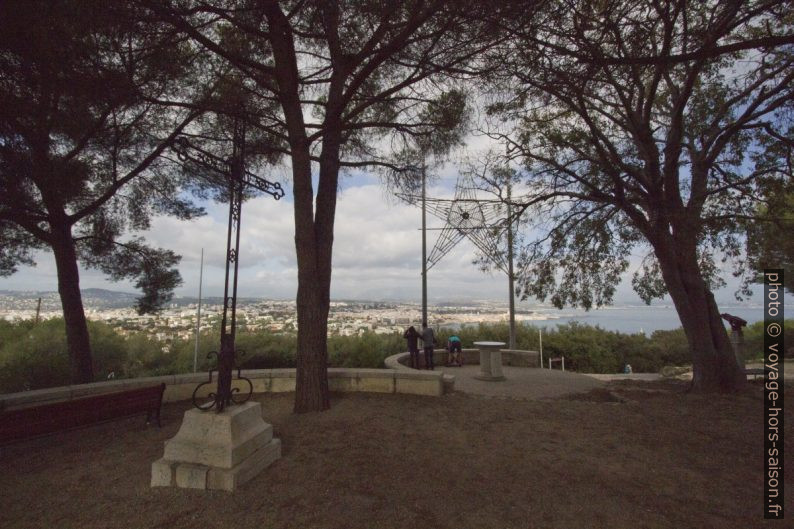 Parc ombragé devant l'Église Notre-Dame de la Garoupe. Photo © André M. Winter