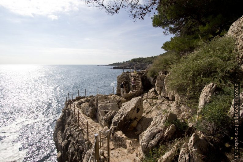 Sentier du littoral sécurisé au Cap d'Antibes. Photo © André M. Winter