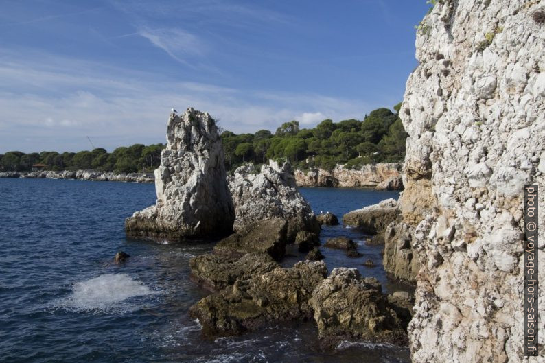 Baie rocheuse sous la Villa Eilenroc. Photo © André M. Winter