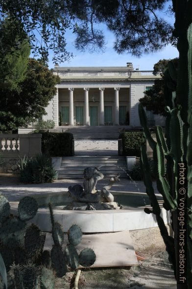 Fontaine devant la Villa Eilenroc. Photo © Alex Medwedeff