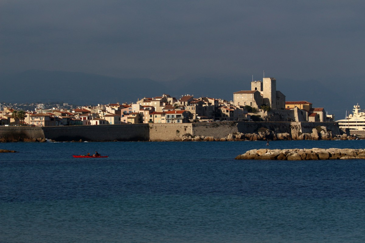 Antibes un soir d'automne. Photo © André M. Winter