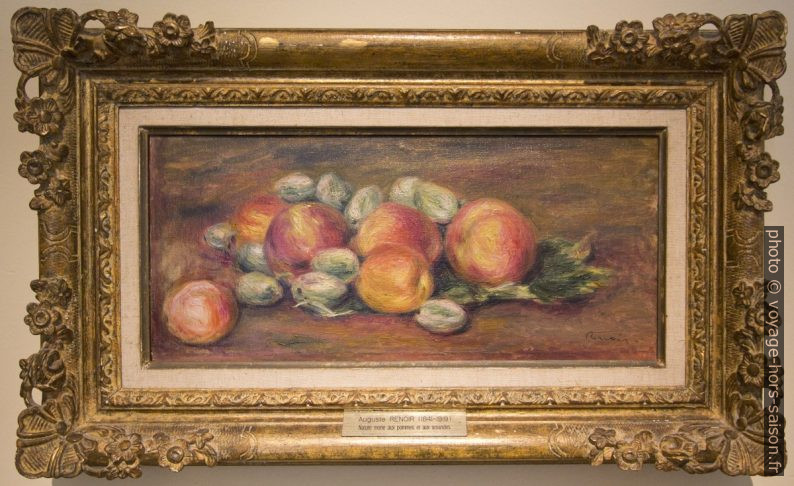 Nature morte aux pommes et aux amandes par Pierre-Auguste Renoir. Photo © André M. Winter