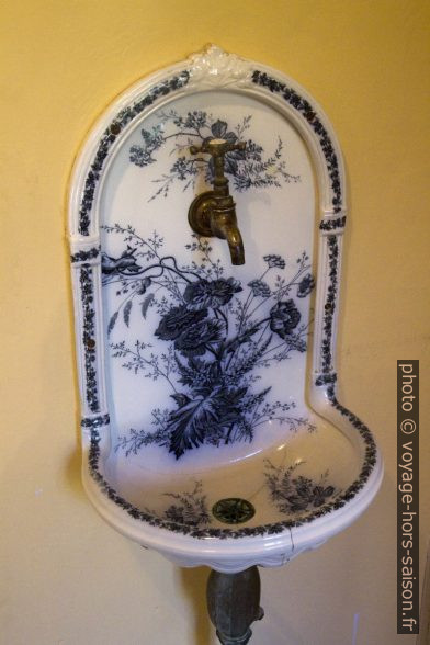 Lavabo en Fayence dans la villa Renoir. Photo © Alex Medwedeff