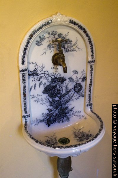 Lavabo en Fayence dans la villa Renoir. Photo © Alex Medwedeff