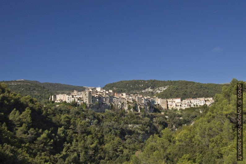 Tourrettes-sur-Loup vu du sud. Photo © André M. Winter