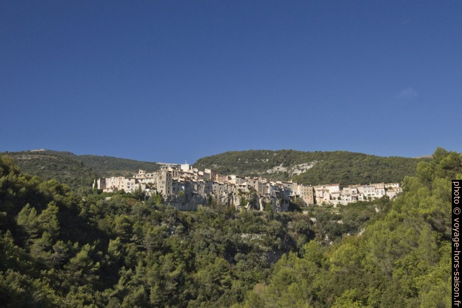 Tourrettes-sur-Loup vu du sud. Photo © André M. Winter
