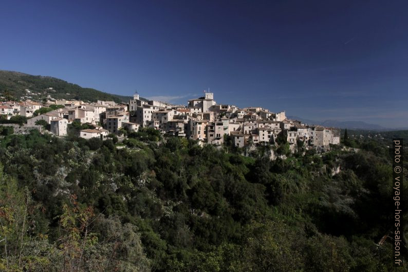 Tourrettes-sur-Loup vu de l'ouest. Photo © Alex Medwedeff