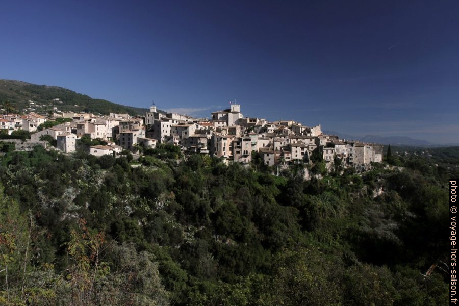 Tourrettes-sur-Loup vu de l'ouest. Photo © Alex Medwedeff