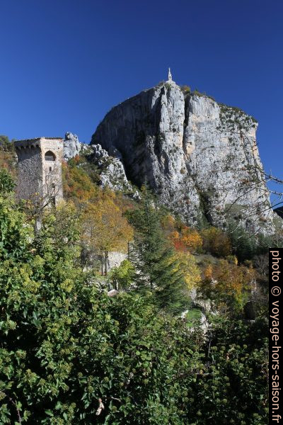 Tour pentagonale et le Roc de Castellane. Photo © Alex Medwedeff