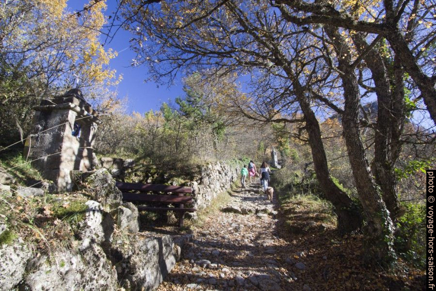 Chemin du Roc avec station de chemin de croix et banc. Photo © André M. Winter