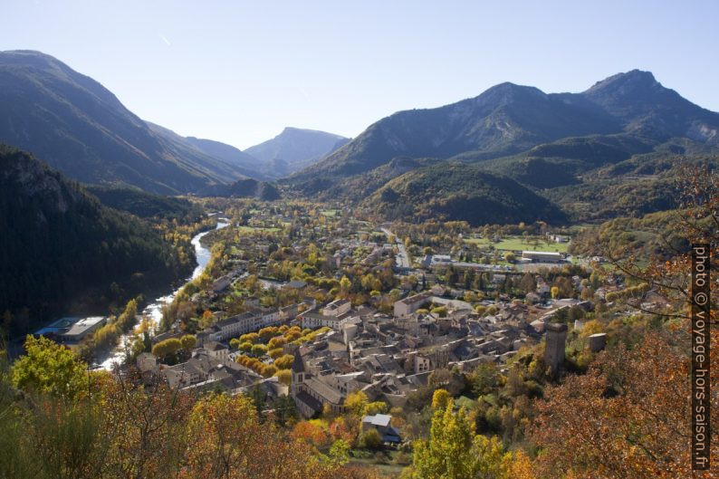 Vue du Chemin du Roc sur Castellane. Photo © Alex Medwedeff