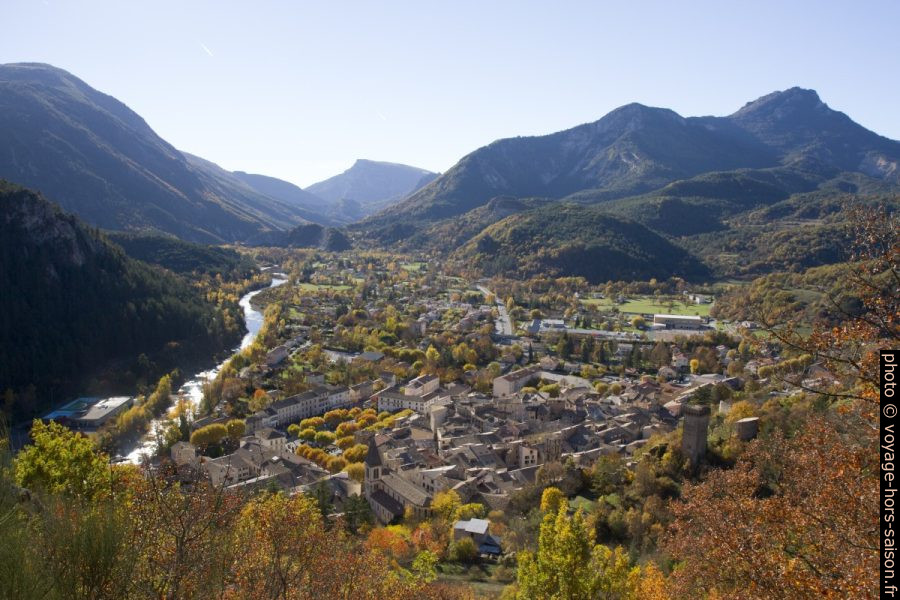 Vue du Chemin du Roc sur Castellane. Photo © Alex Medwedeff