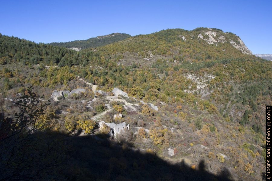 Village en ruine de Pietra Castellana. Photo © Alex Medwedeff