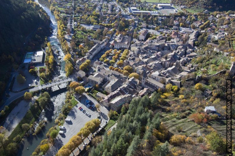 Vue plongeante sur Castellane. Photo © André M. Winter