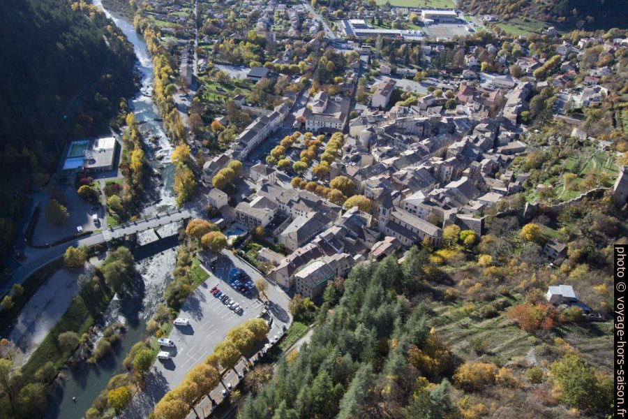 Vue plongeante sur Castellane. Photo © André M. Winter