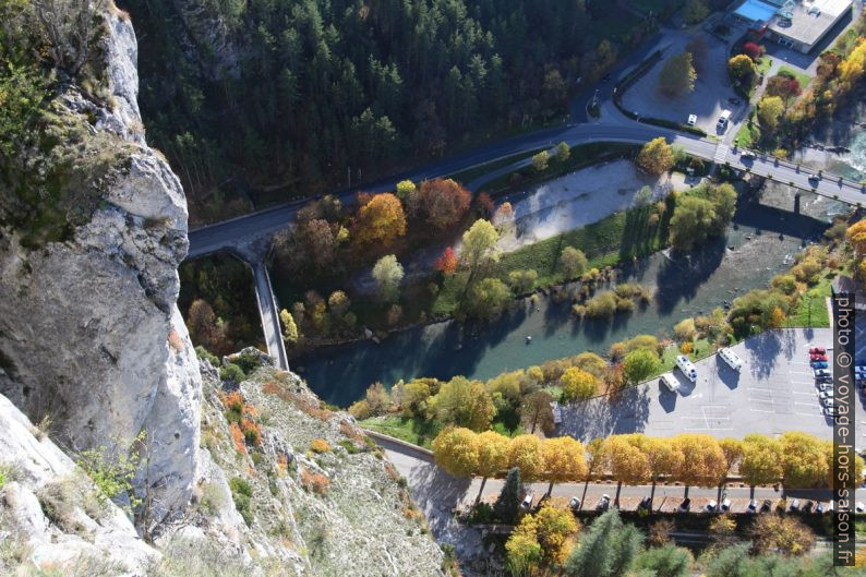 Vue plongeante sur le Pont du Roc. Photo © André M. Winter