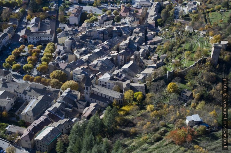 Vue plongeantesur le centre ancien de Castellane. Photo © Alex Medwedeff