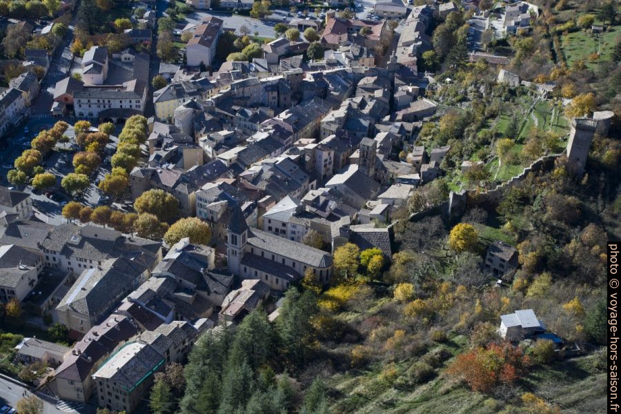 Vue plongeantesur le centre ancien de Castellane. Photo © Alex Medwedeff