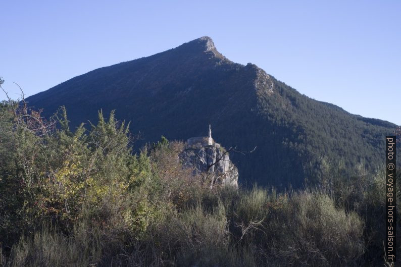 Roc de Castellane vu du Chemin du Serre. Photo © Alex Medwedeff