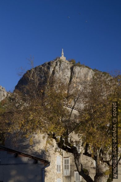 Roc de Castellane en automne. Photo © Alex Medwedeff