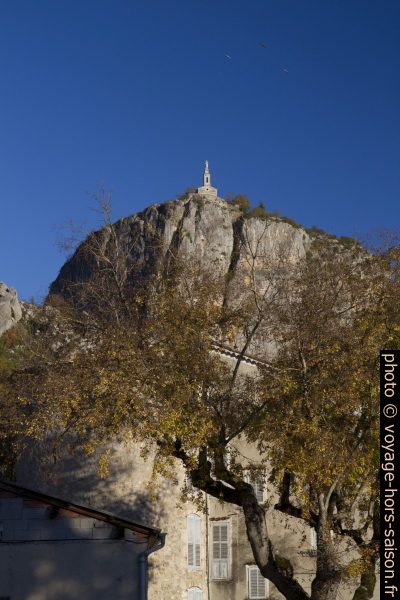 Roc de Castellane en automne. Photo © Alex Medwedeff