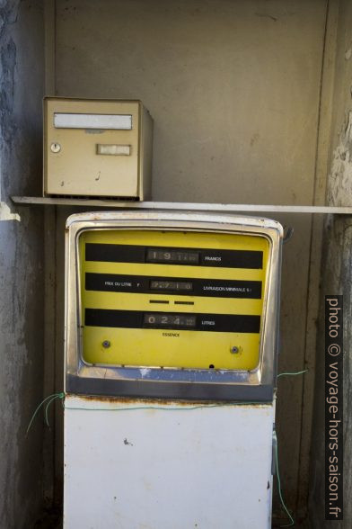 Pompe à essence affichant en francs. Photo © Alex Medwedeff