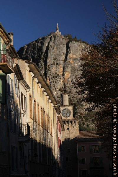 Porte de l'Horloge et le Roc de Castellane. Photo © Alex Medwedeff