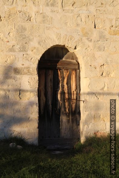 Porte de la Chapelle Saint-Thyrse. Photo © Alex Medwedeff