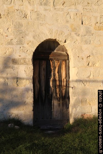 Porte de la Chapelle Saint-Thyrse. Photo © Alex Medwedeff