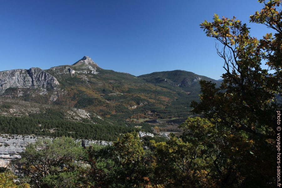 Vue retour vers la Montagne de Robion et le Beysse. Photo © André M. Winter