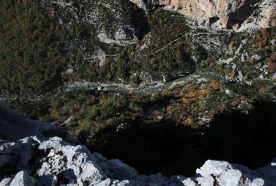 Vue verticale du Belvédère de Rancoumas dans le Verdon. Photo © Alex Medwedeff